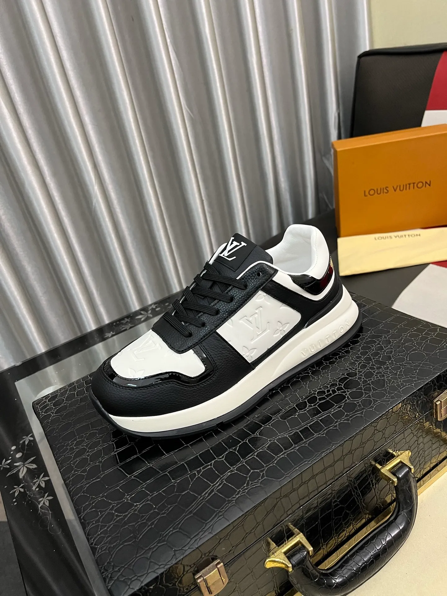 Men's shoes💰438⌚️⌚️《Louis vuitton/LV Louis Vuitton》original quality.~ Unique modern style sneakers. 🏃A must-have casual shoe for trendy men😍😍 Original brand imported from Italy, imported original leather, cowhide lining (refuses to discolor and grind feet) Sole: Original sole provided by the original factory, French lazy style design ⚠️Fit to the feet Original quality code number: 38-443️⃣Colors available